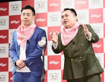  ネタを披露するミルクボーイの駒場（左）と内海