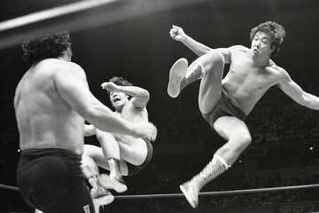 夢のオールスター戦でマサ斎藤（左）にダブル・ドロップキックを見舞う藤浪と鶴田