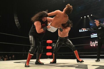 渡辺壮馬（中）を投げる斉藤レイ（左）と斉藤ジュン