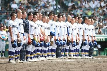 試合に勝利し整列する健大高崎の選手たち