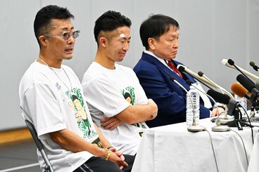試合後、会見を行った井上拓真(中)。左は父の井上真吾トレーナー、右は大橋秀行会長