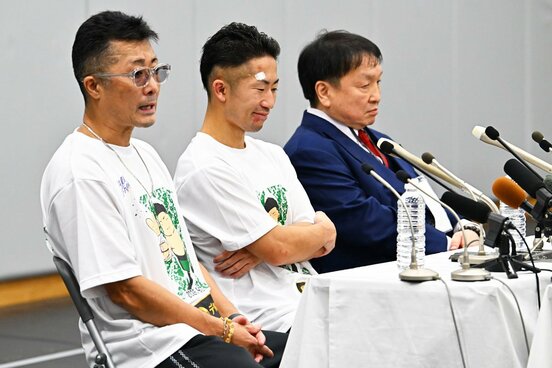 試合後、会見を行った井上拓真(中)。左は父の井上真吾トレーナー、右は大橋秀行会長