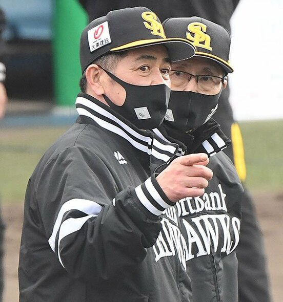  王会長（右）と話す工藤監督