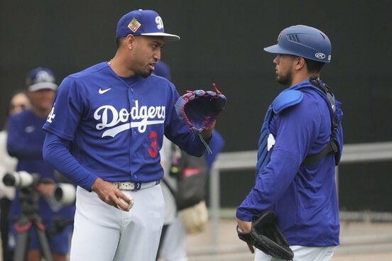 エドウィン・ディアス（左、ロイター）