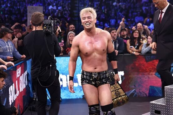 試合後もトマソ・チャンパの家族を挑発したオカダ・カズチカは不敵な笑み(©All Elite Wrestling)