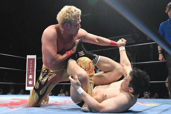 鈴木秀樹(右)と激しくやり合った宮原健斗