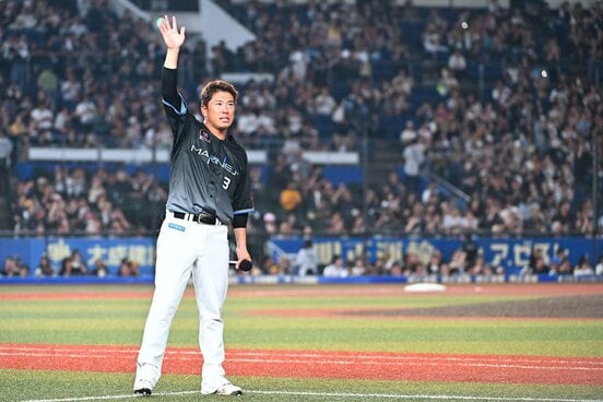 試合後に引退について話し、ファンに手を振るロッテ・角中勝也