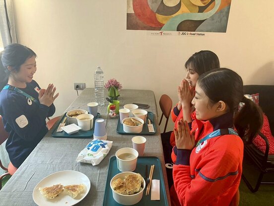 中井亜美（左奥）、坂本花織（右奥）、千葉百音（右手前）の好演の陰には食事のサポートがあった（©JOC／味の素社）