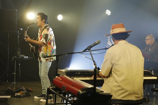  ライブ配信を行ったスキマスイッチの大橋卓弥(左)と常田真太郎