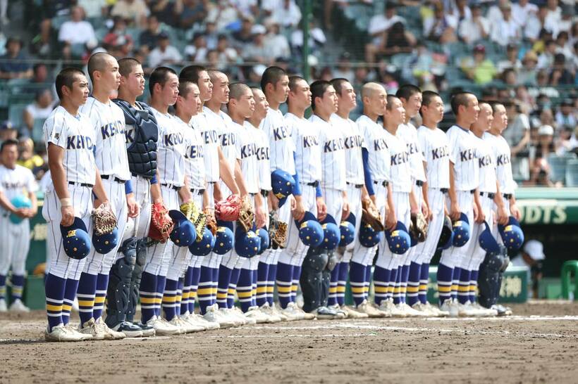 試合に勝利し整列する健大高崎の選手たち