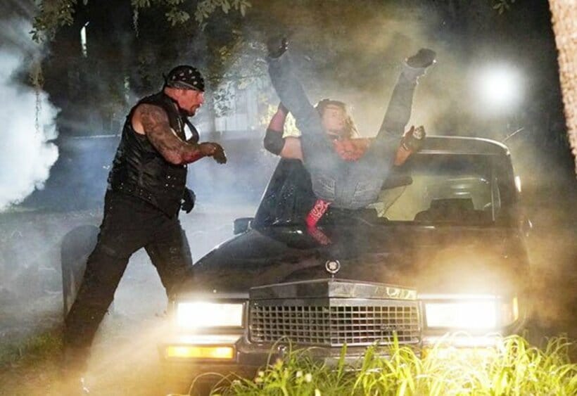  アンダーテイカーは墓場埋葬マッチでＡＪスタイルズ（右）を霊柩車に叩きつける（Ｃ）2020 WWE, Inc. All Rights Reserved.