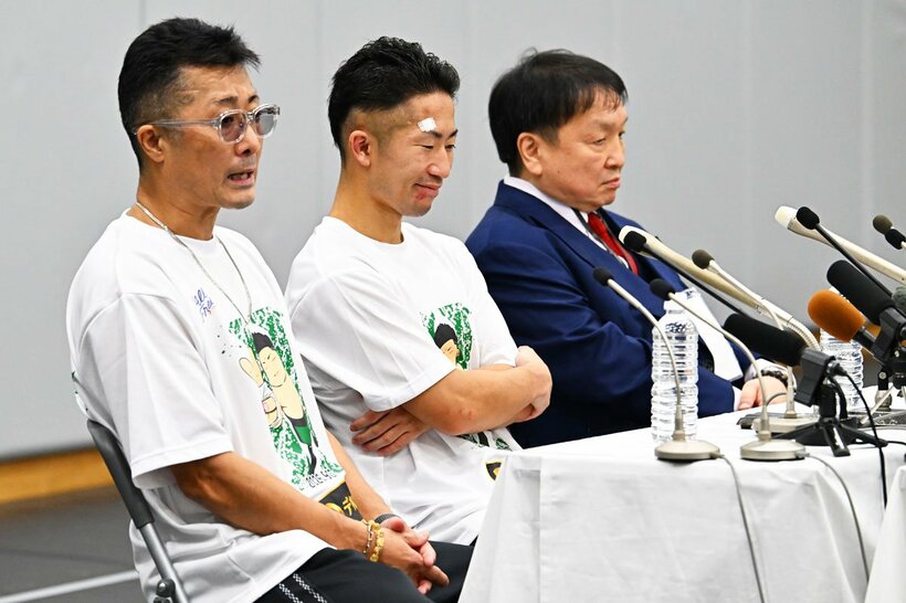 試合後、会見を行った井上拓真(中)。左は父の井上真吾トレーナー、右は大橋秀行会長