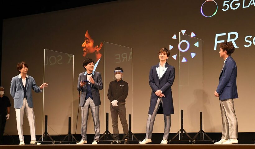  和気あいあいと話す嵐のメンバー