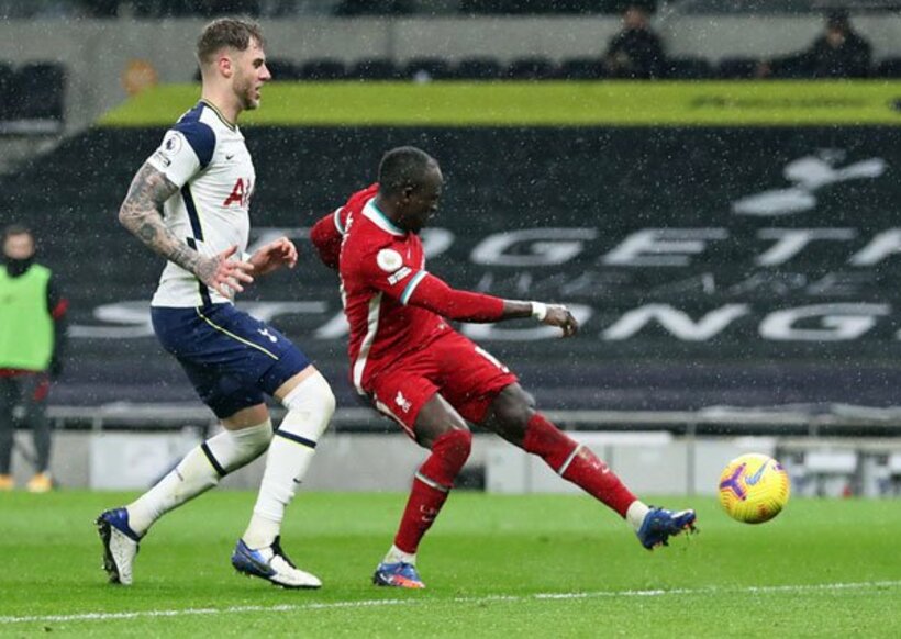  ３点目のゴールを決めたマネ(ロイター)