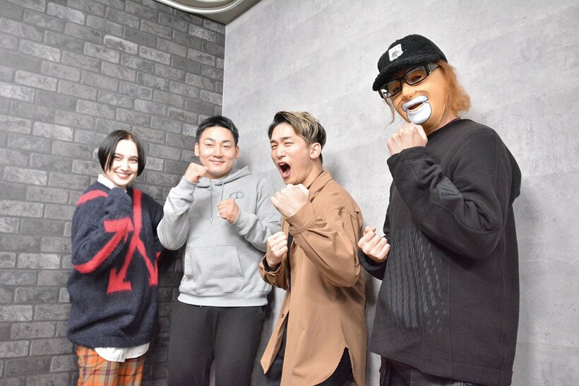  ＨＯＮＥＢＯＮＥのＥＭＩＬＹ(左端)、ＫＡＷＡＧＵＣＨＩ(右から２人目)、柏木べるくら(右端)とコラボした丸-(東スポWeb)