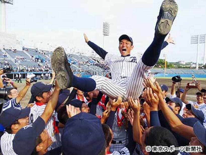 胴上げされる高橋監督