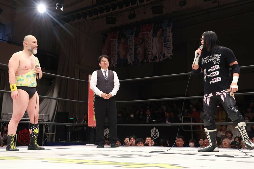 パートナーを発表する佐々木大輔（右、左はアントーニオ本多）