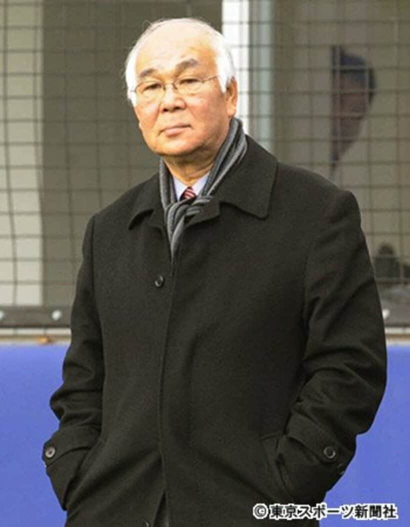 中日の新人合同自主トレを見守る早川実氏（２０１２年１月）