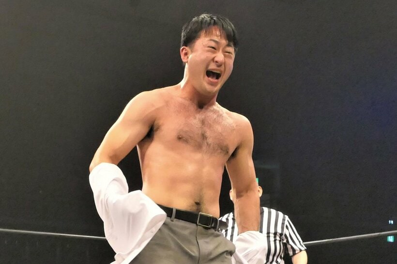 スーツを脱ぐ新橋二郎