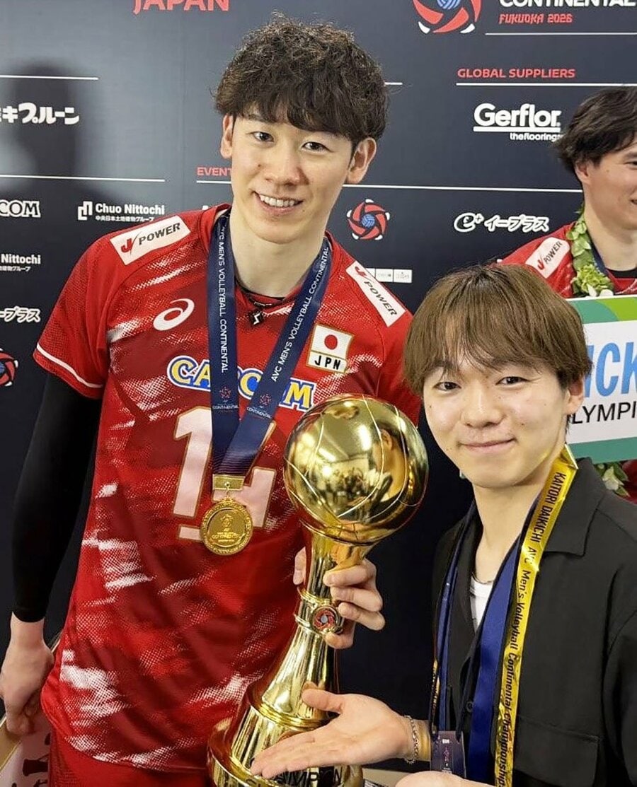 イラン戦、石川祐希(左)と写真に収まる鍵山優真(提供写真)