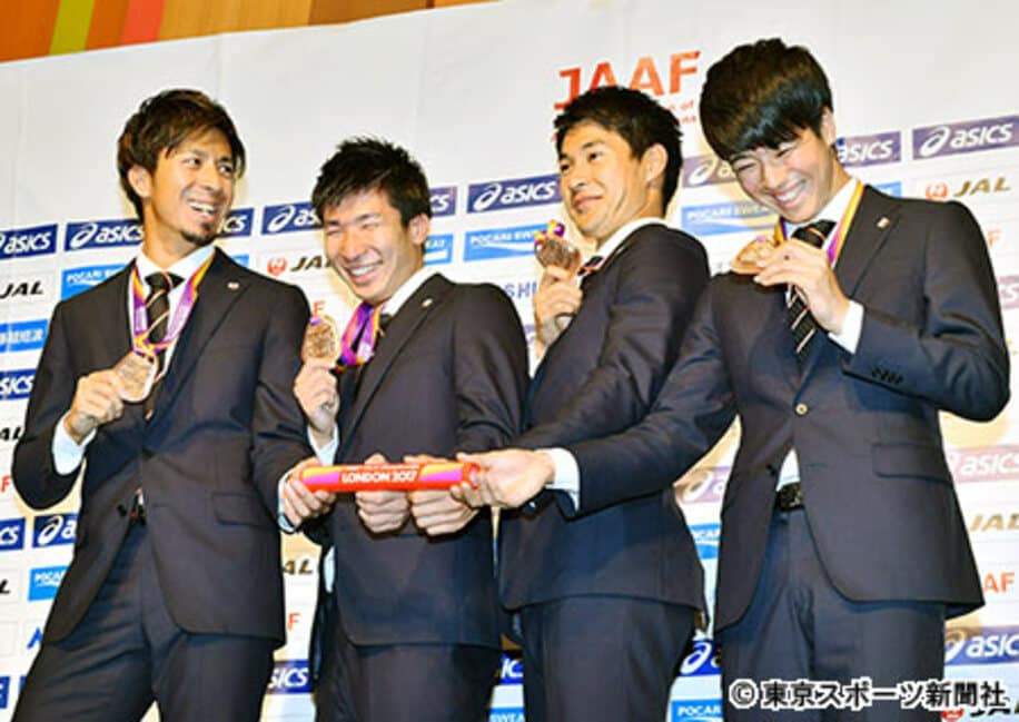  メダル獲得に笑いが止まらない！？左から藤光、桐生、飯塚、多田