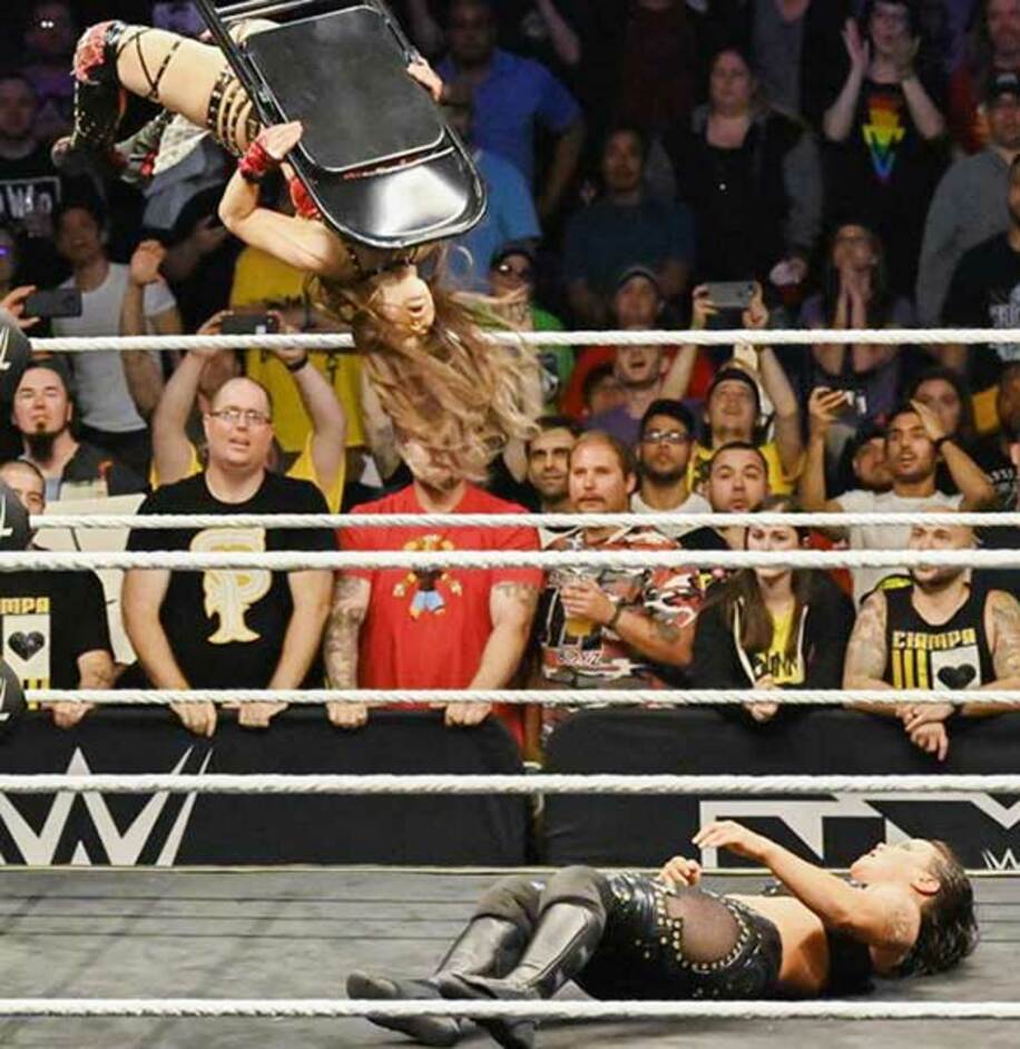  シェイナ・ベイズラーに敗れた紫雷イオ（上）は、試合後にイスを手にムーンサルトを叩き込んだ　（Ｃ）2019 WWE, Inc. All RightsReserved.