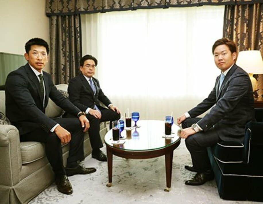  阪神と入団交渉を行ったオリックスの西勇輝（右）。左は阪神・矢野監督、中は谷本球団本部長