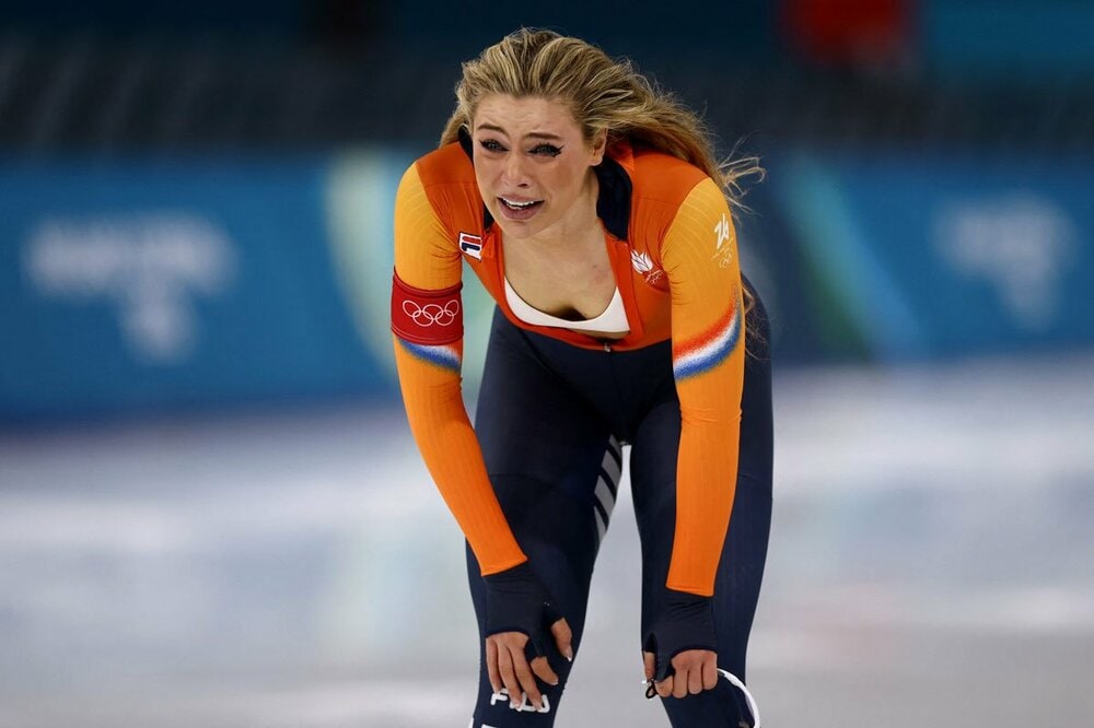 胸元はだけたレールダム（ロイター）