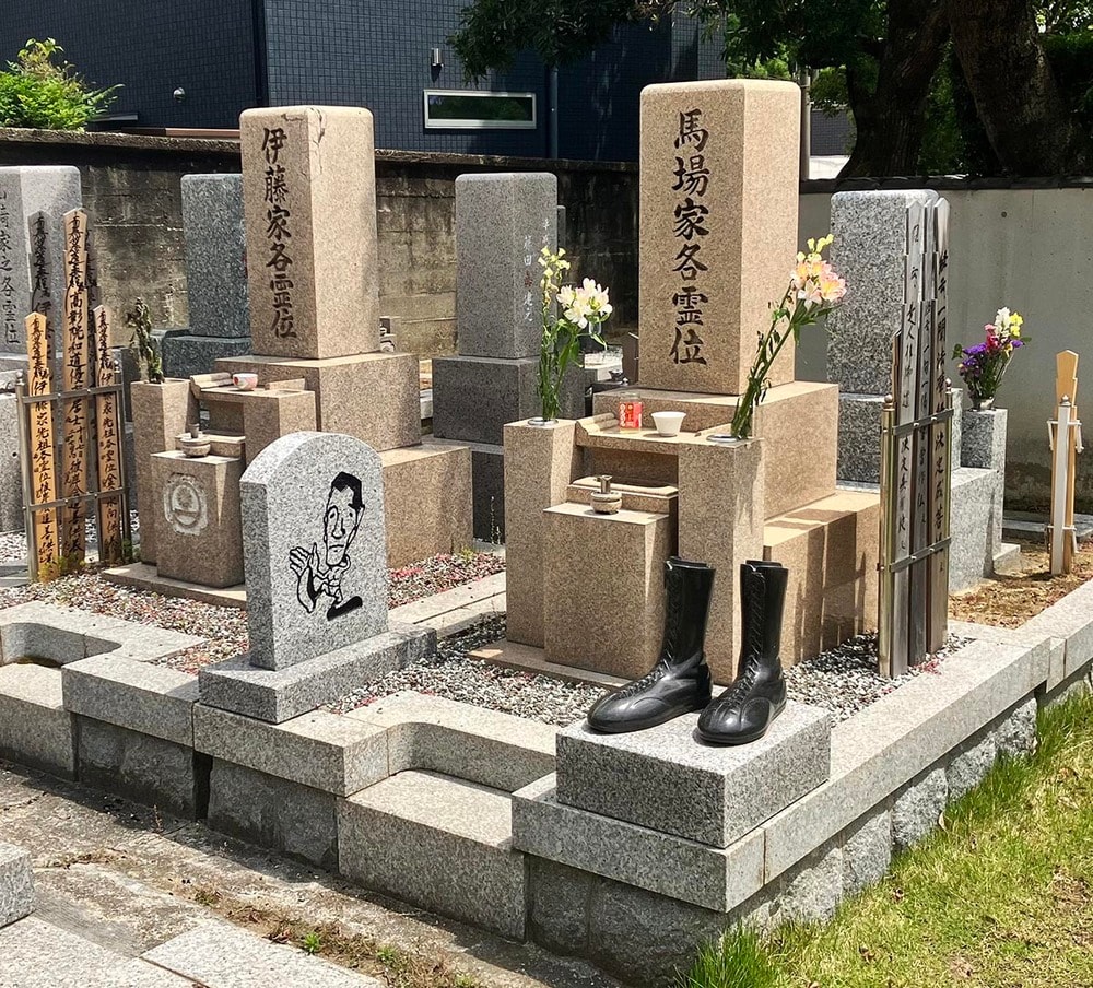 リングシューズのモニュメントが設置された馬場さんのお墓（２０２５年５月、兵庫・明石市本松寺）