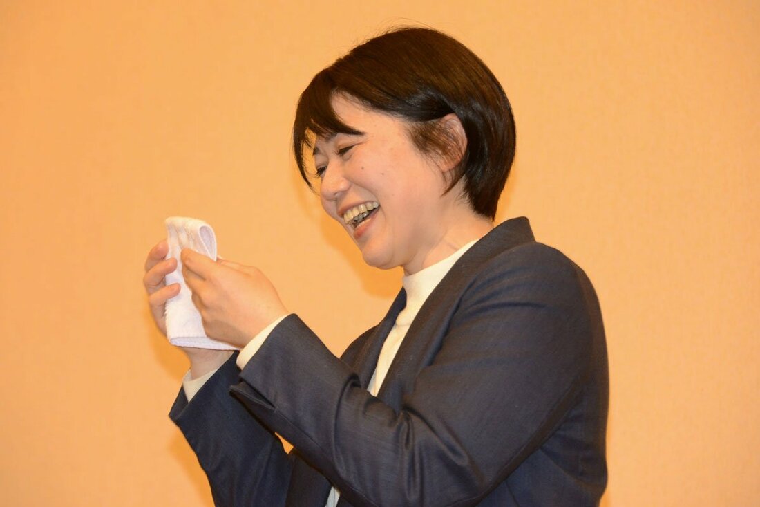 ハンカチで涙をぬぐう小川晶氏