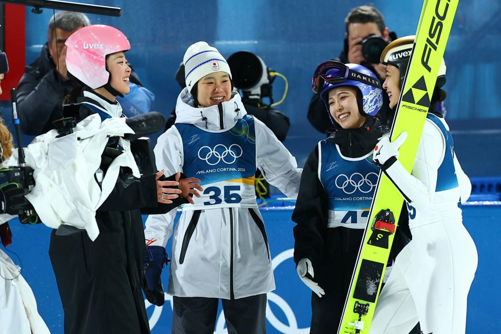 高梨沙羅(左から３人目)ら日本勢に笑顔で出迎えられた丸山希(右)