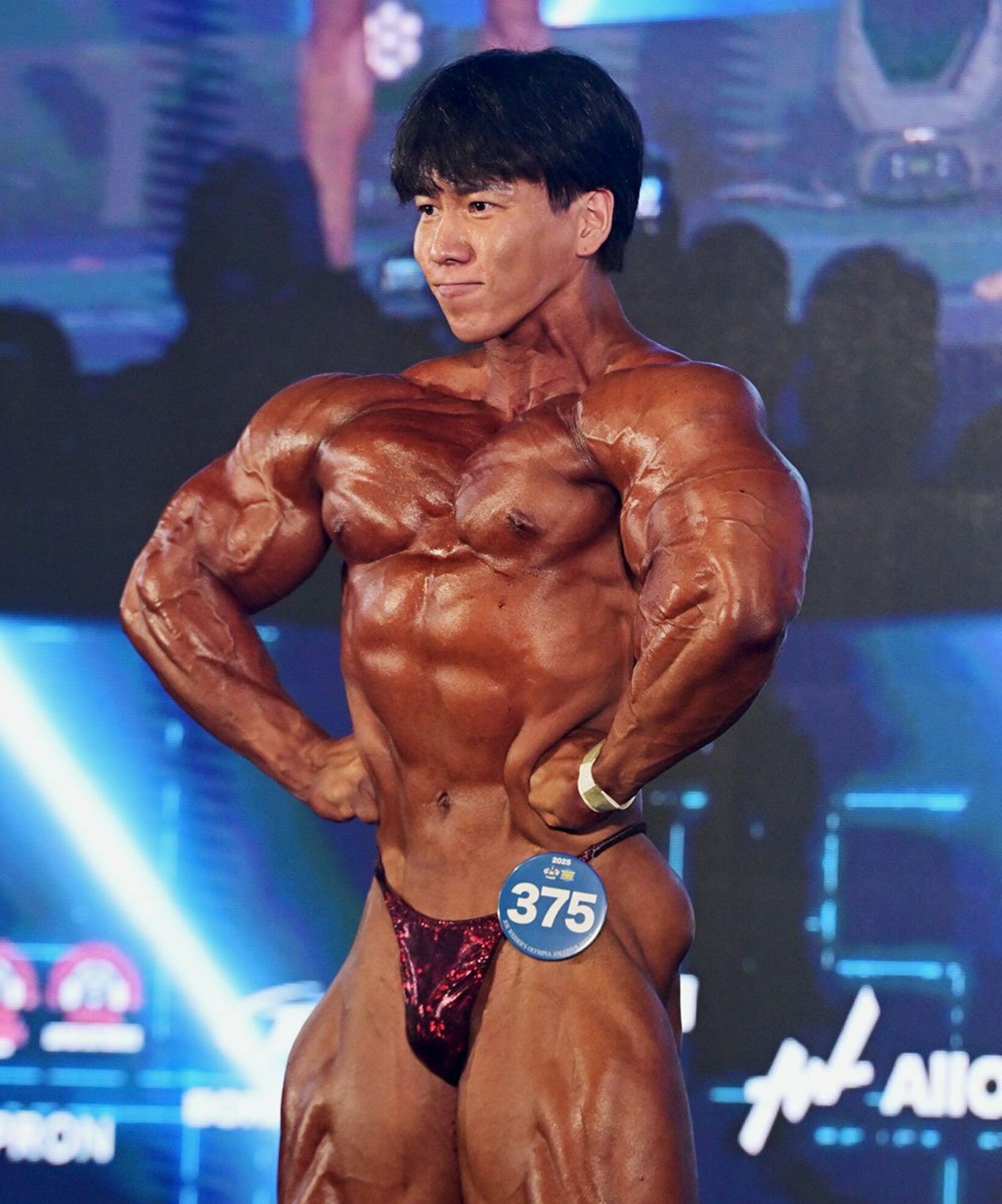 ポーズを決める横川尚隆