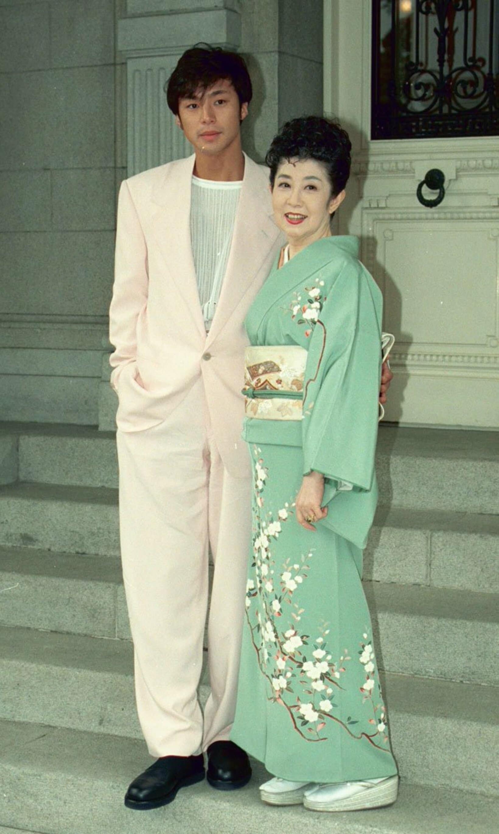 森光子さんの背中に手を回す東山紀之