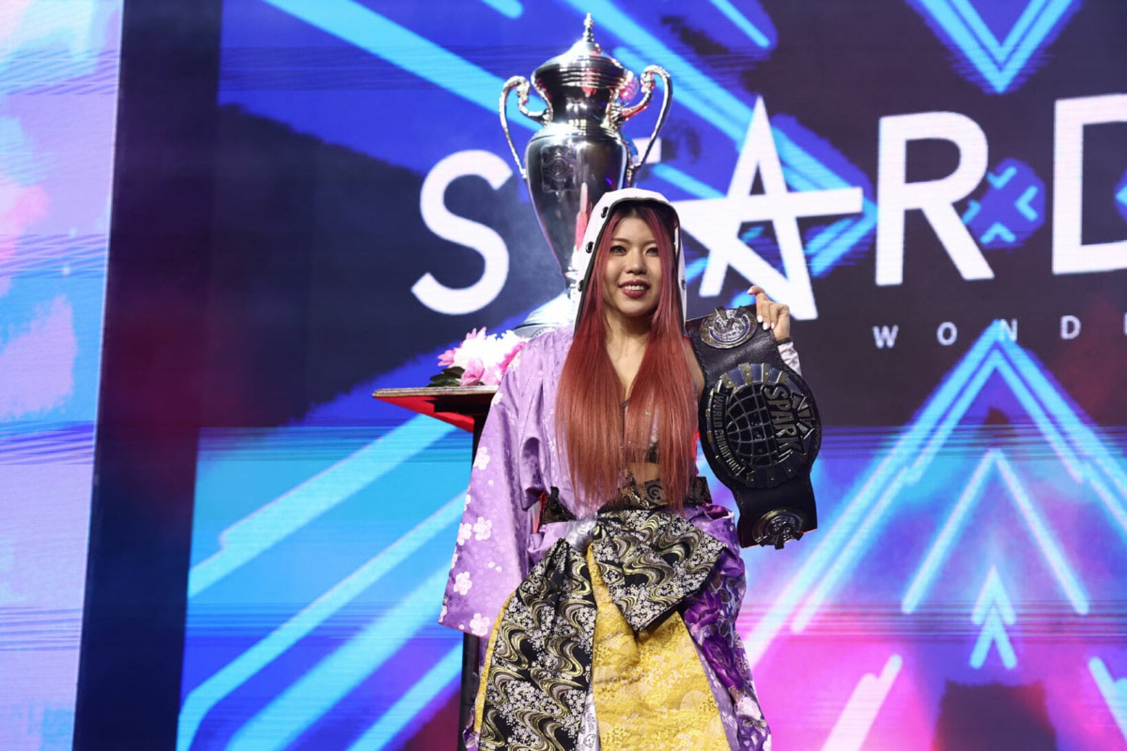 保持するスパーク王座を手に入場する葉月©All　Elite　Wrestling