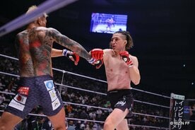  金太郎(左)に判定勝ちした井上直樹