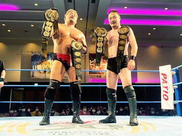  新王者に輝いた石川修司(左)と佐藤耕平