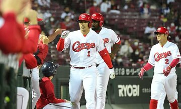  ９回にこの日２発目となる２３号３ランを放った広島・鈴木誠