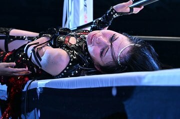 玖麗さやかにワールド王座を奪われ、涙でリングを後にする上谷沙弥