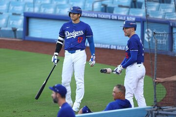 ゲーム形式の練習に参加したフレディ・フリーマン（右）大谷翔平
