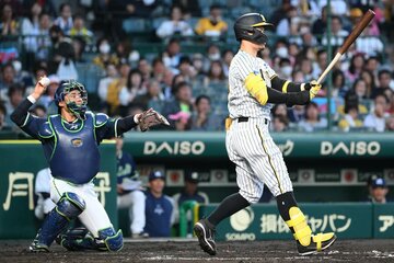 阪神・佐藤輝（右）を翻弄したヤクルト・中村