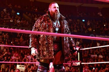 メイン戦でリングインしたブロディ・キング(©All Elite Wrestling）