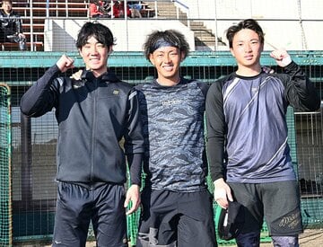 これまでは先輩・今宮健太(中)と自主トレをともにしてきた桑原(右)。左は勝連大稀
