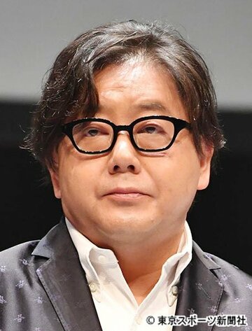 秋元康氏