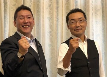  コロナ陰性判定の立花氏（左）と上杉氏