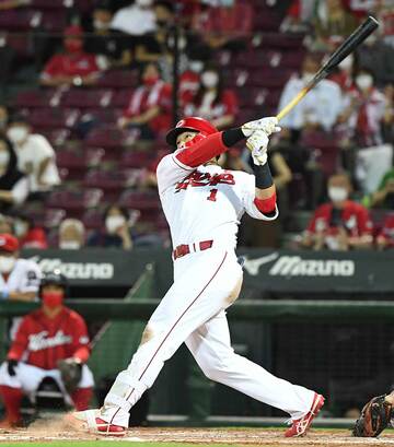  ４回、勝ち越しの２ランを放った広島・鈴木誠