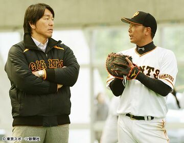  宮崎キャンプで松井氏（左）と話す阿部（２０１５年２月）