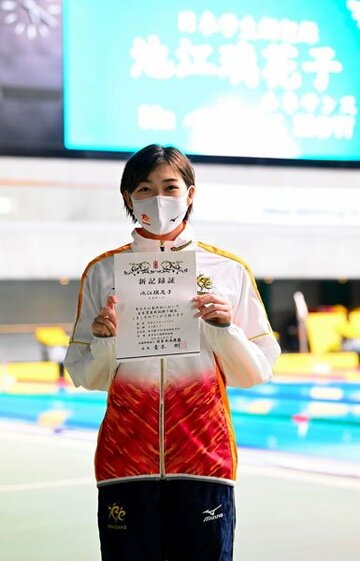  表彰状を手に笑顔の池江璃花子（代表撮影）