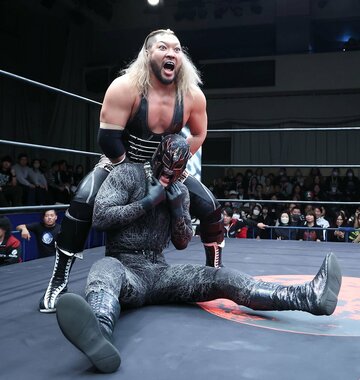 ＥＶＩＬ(上)はシュン・スカイウォーカーの首をタオルで締め上げる