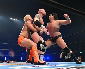 ゲイブ・キッド(中)にジャーマンとラリアートの合体技を見せるザック(左)と大岩