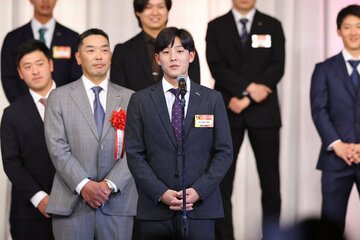 巨人・阿部監督から突然〝あいさつ指令〟を受ける宇都宮葵星（代表撮影）